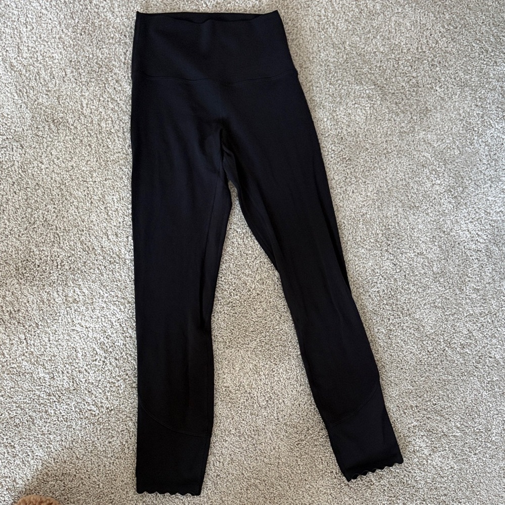 Lululemon scallop bottom leggings size 4.